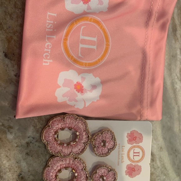 NWT Lisi Lerch pink flower earrings!! - Picture 4 of 4